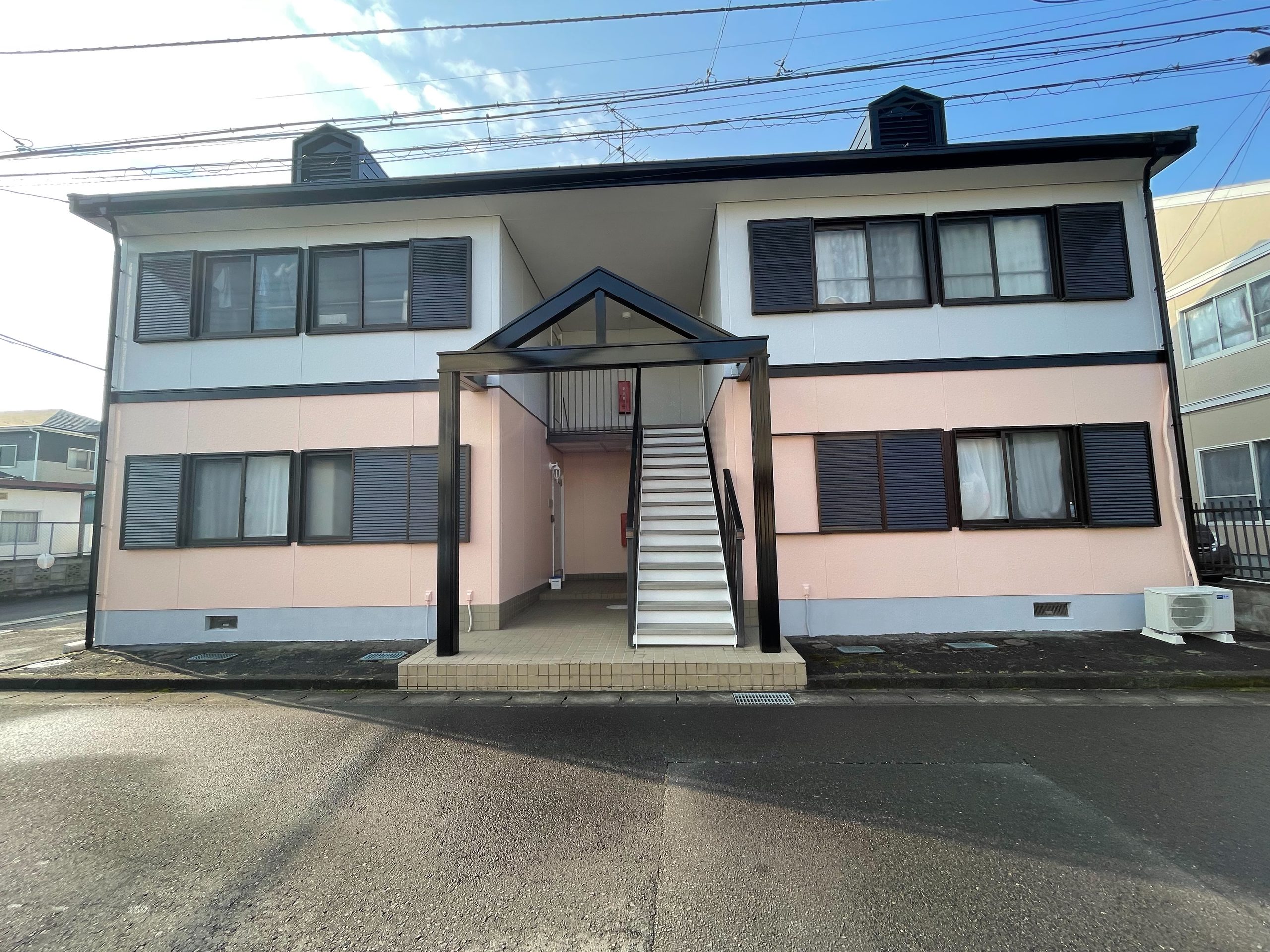 仙台市宮城野区I様所有アパートの正面塗装後(ラジカル塗料・パーフェクトトップsiで塗装)