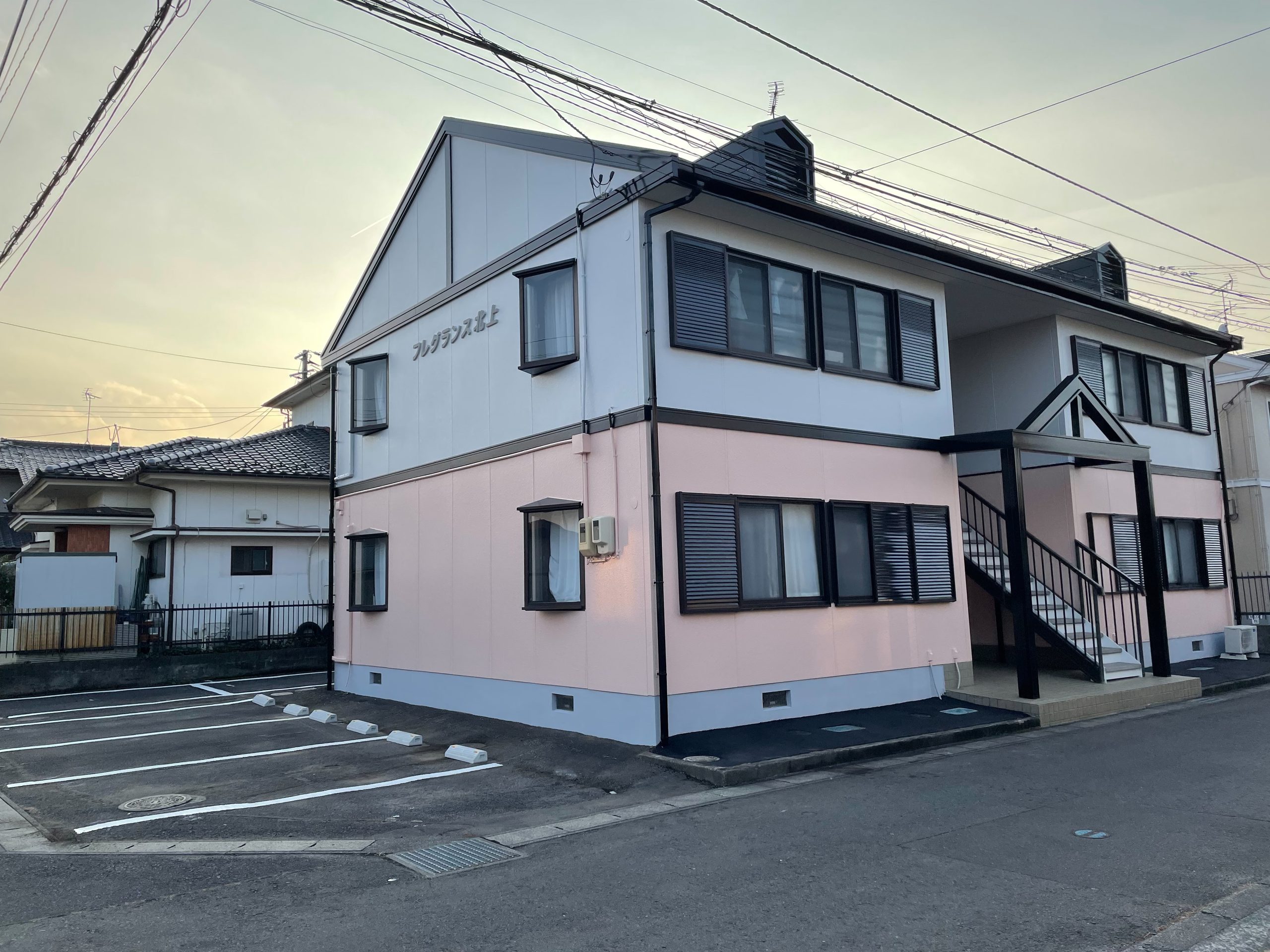 仙台市宮城野区I様所有アパートの斜めから撮影した正面塗装後(ラジカル塗料・パーフェクトトップsiで塗装)