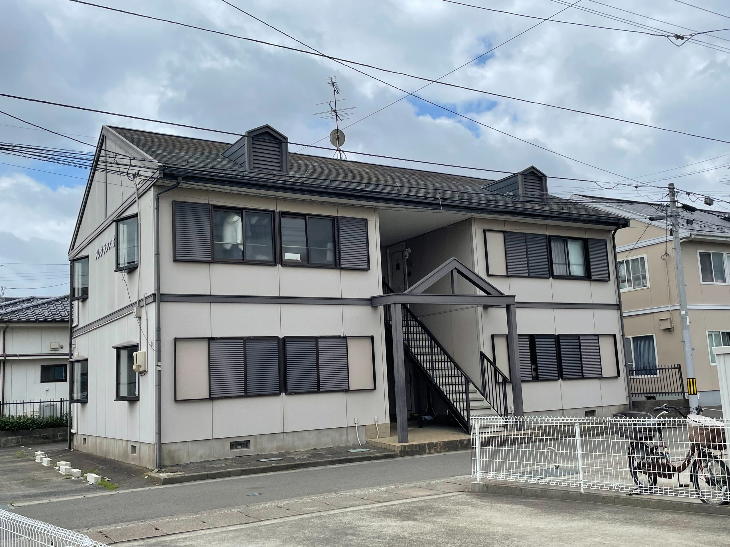 仙台市宮城野区I様所有アパートの斜めから撮影した正面塗装前(チョーキングが認められ、劣化が著しい)