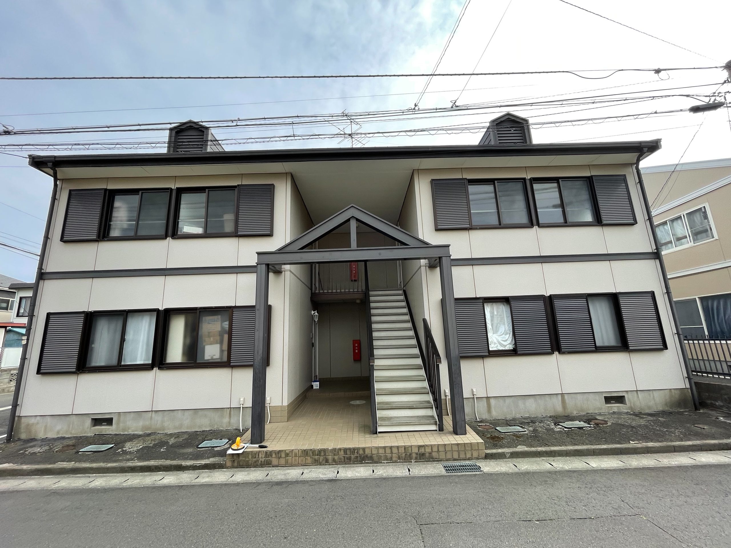 仙台市宮城野区I様所有アパートの正面塗装前(チョーキングが認められ、劣化が著しい)