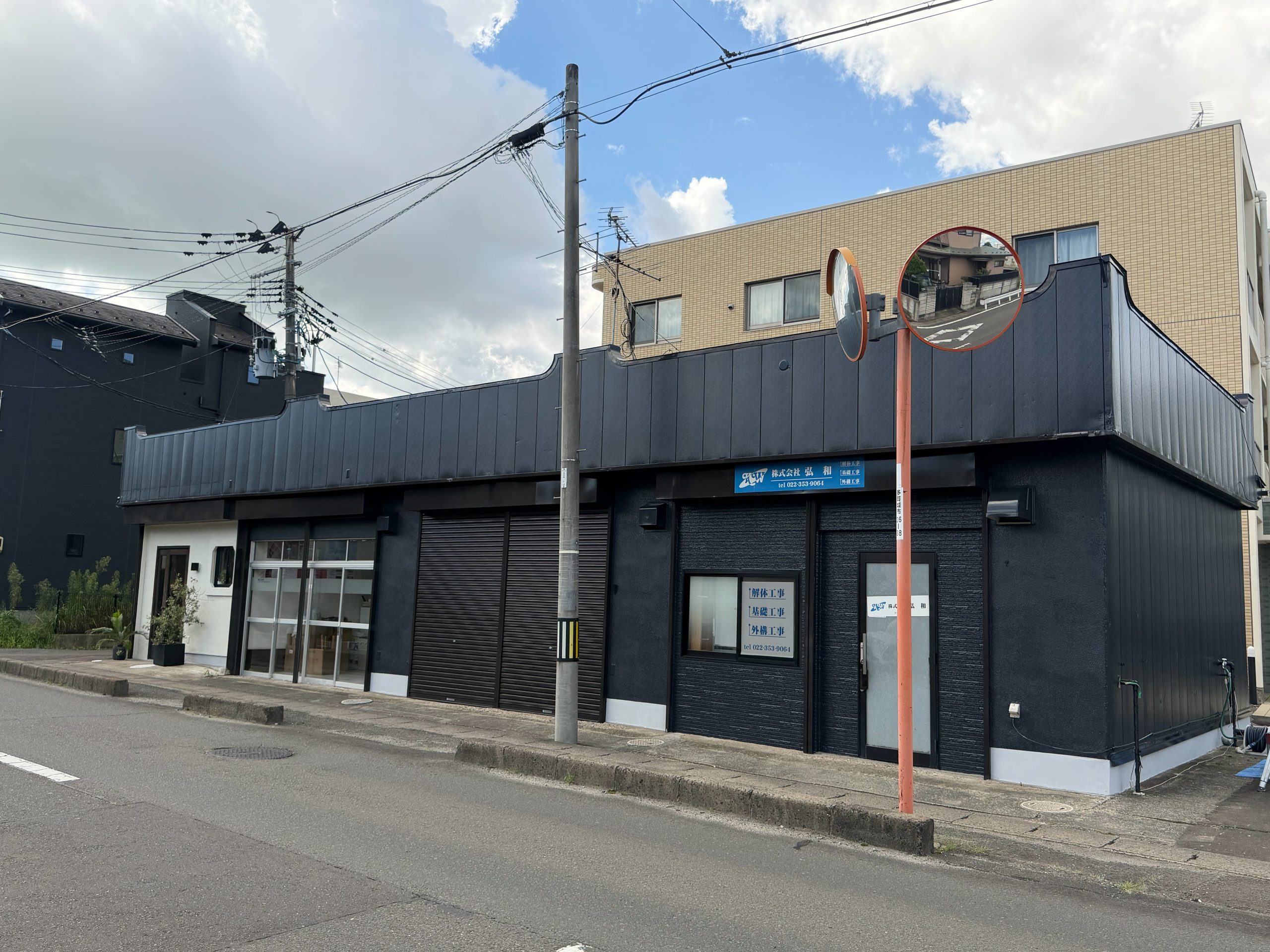 多賀城市S様所有店舗の正面塗装後(外壁をラジカル塗料のパーフェクトトップsi(色はチャコールグレー)で仕上げ)