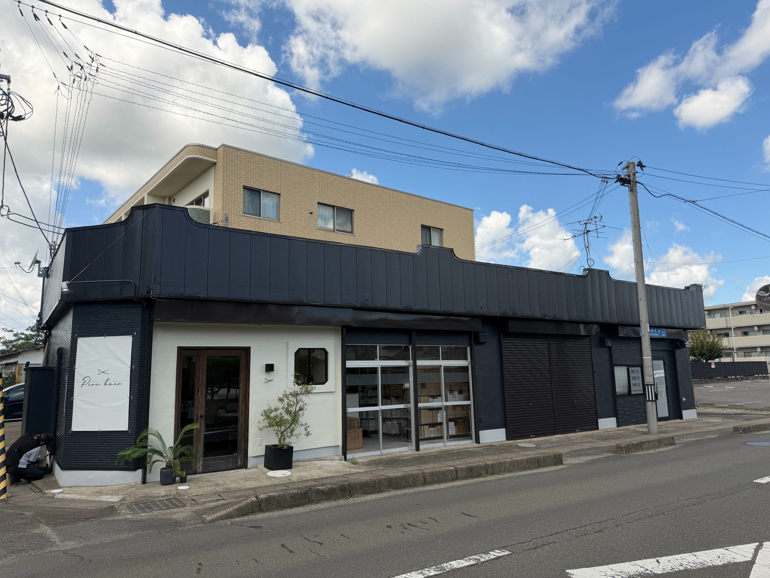 多賀城市S様所有店舗の正面塗装後(外壁をラジカル塗料のパーフェクトトップsi(色はチャコールグレー)で仕上げ)