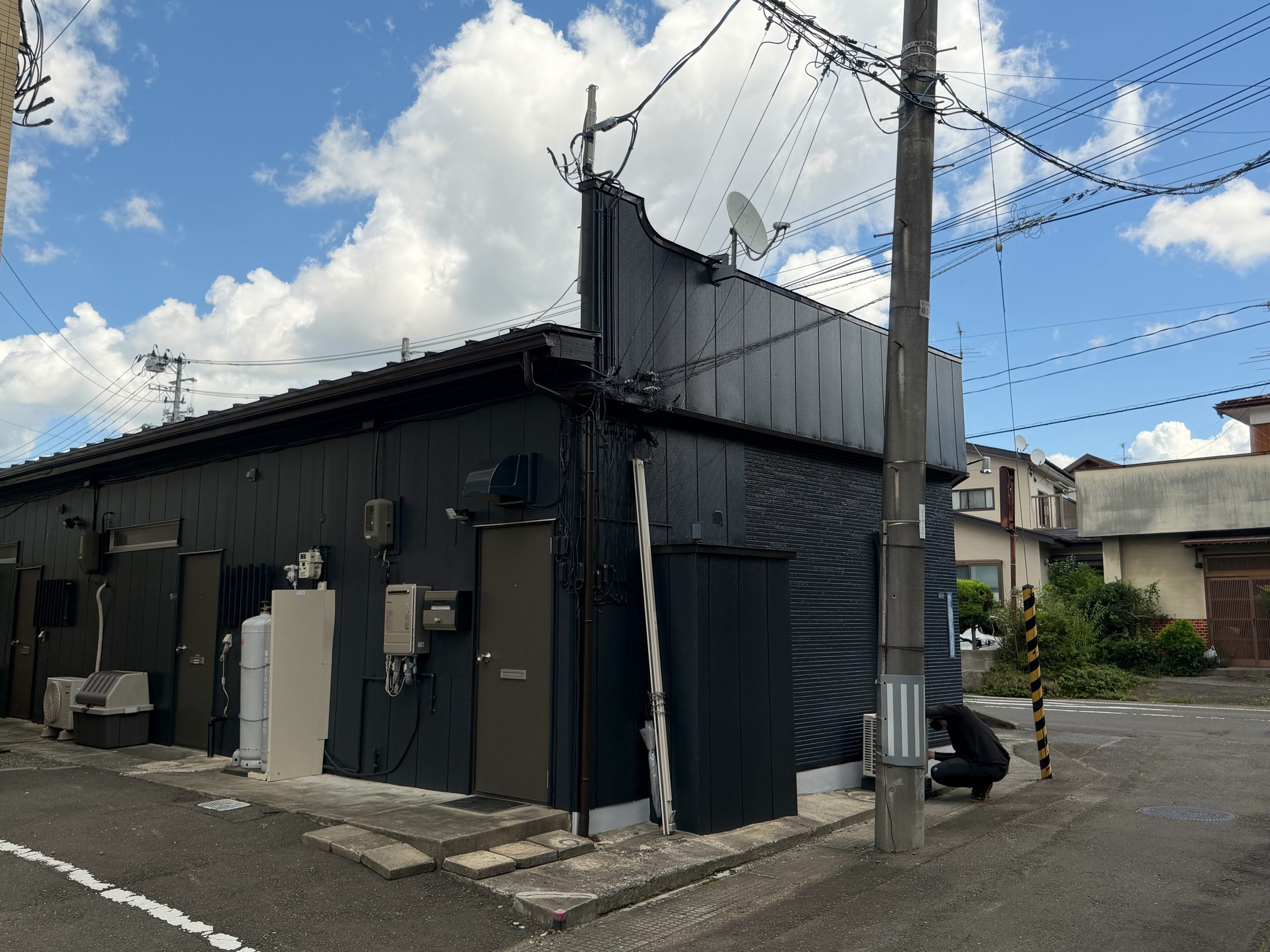 多賀城市S様所有店舗の裏面塗装後(外壁をラジカル塗料のパーフェクトトップsi(色はチャコールグレー)で仕上げ)