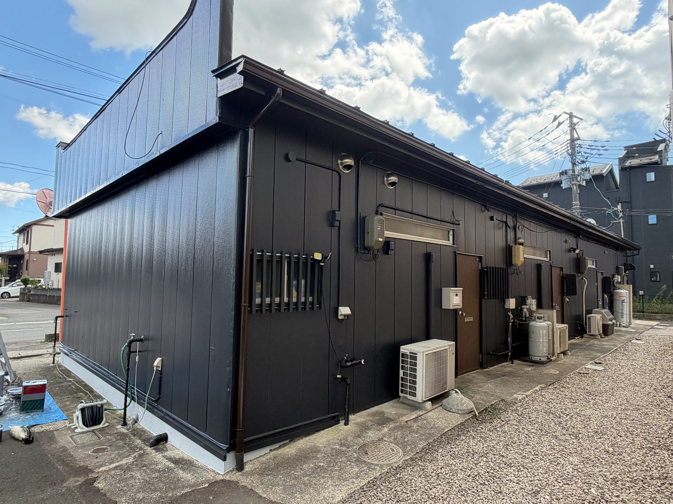 多賀城市S様所有店舗の裏面塗装後(外壁をラジカル塗料のパーフェクトトップsi(色はチャコールグレー)で仕上げ)