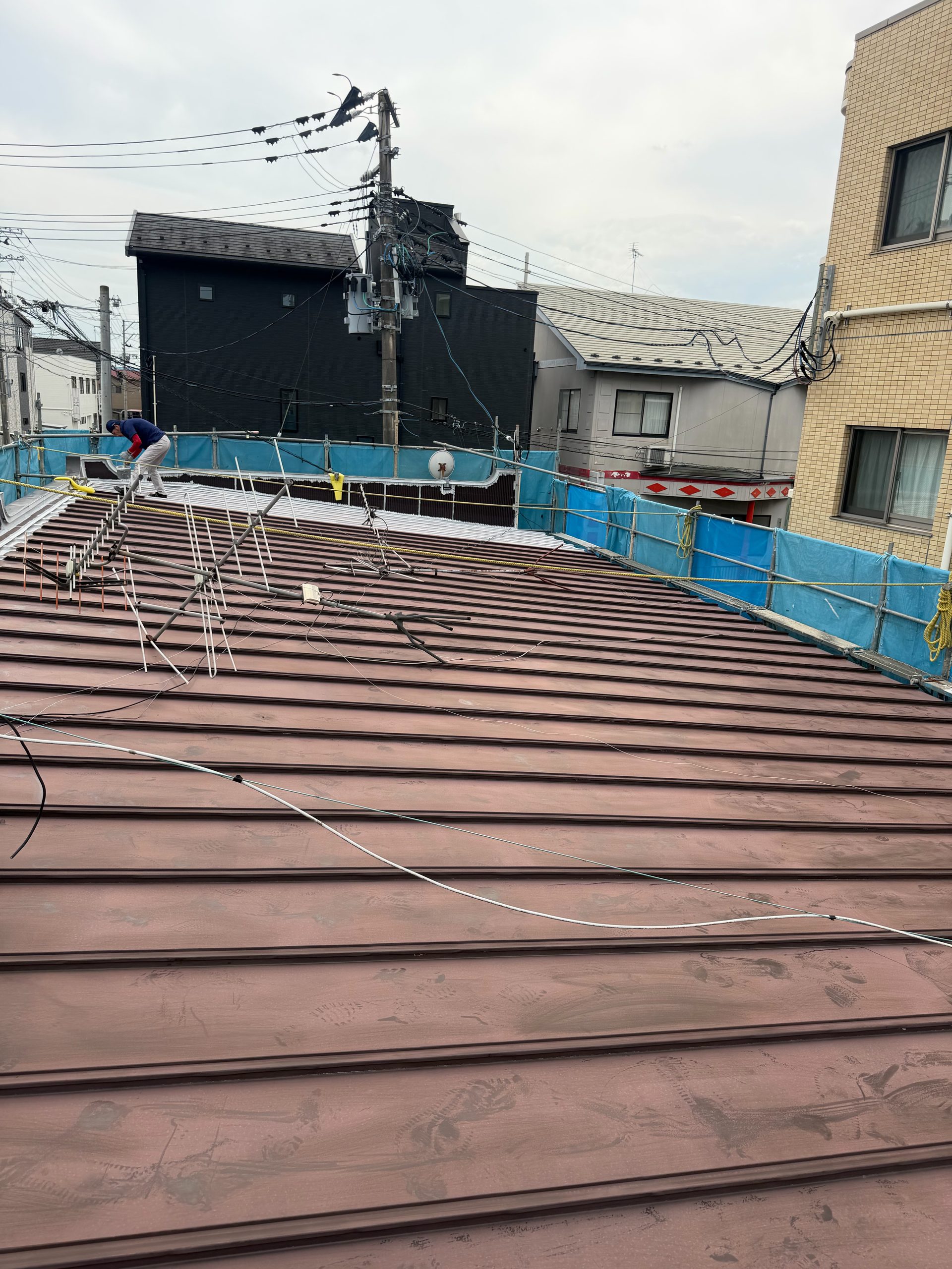 多賀城市S様所有店舗の屋根塗装前(汚れや変色が目立つ)