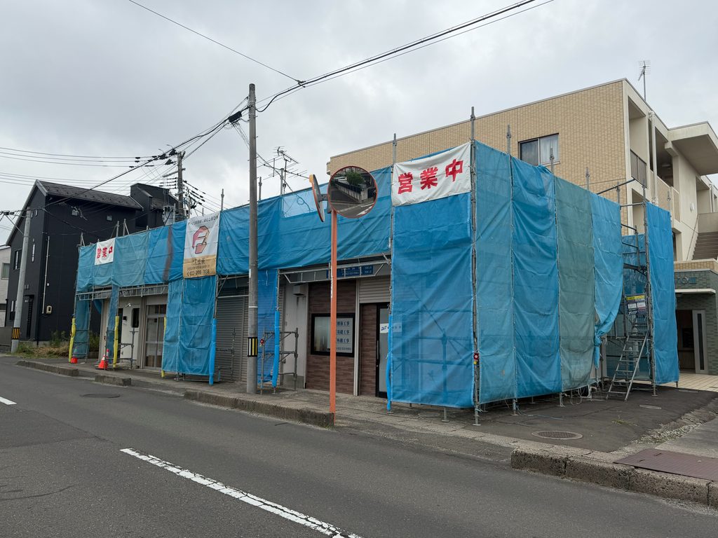 多賀城市S様所有店舗に足場を組んで飛散防止ネットを張っているところ
