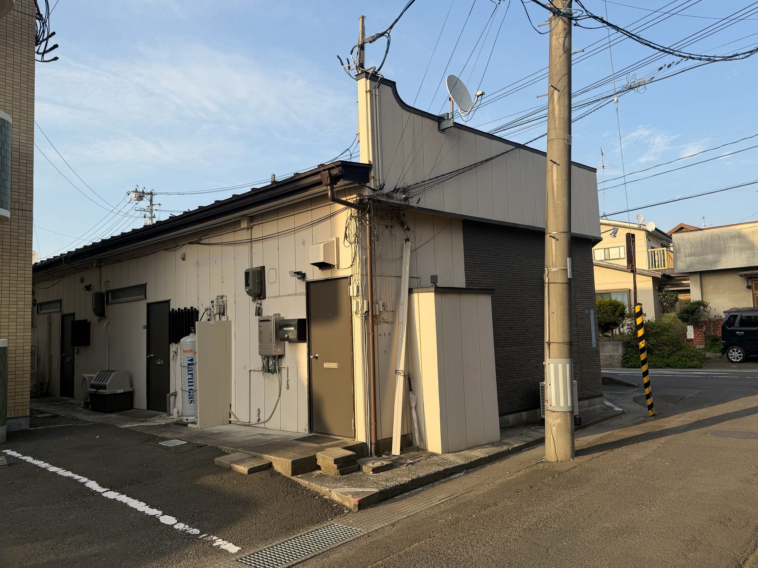 多賀城市S様所有店舗の裏面塗装前(外壁の劣化が目立つ)