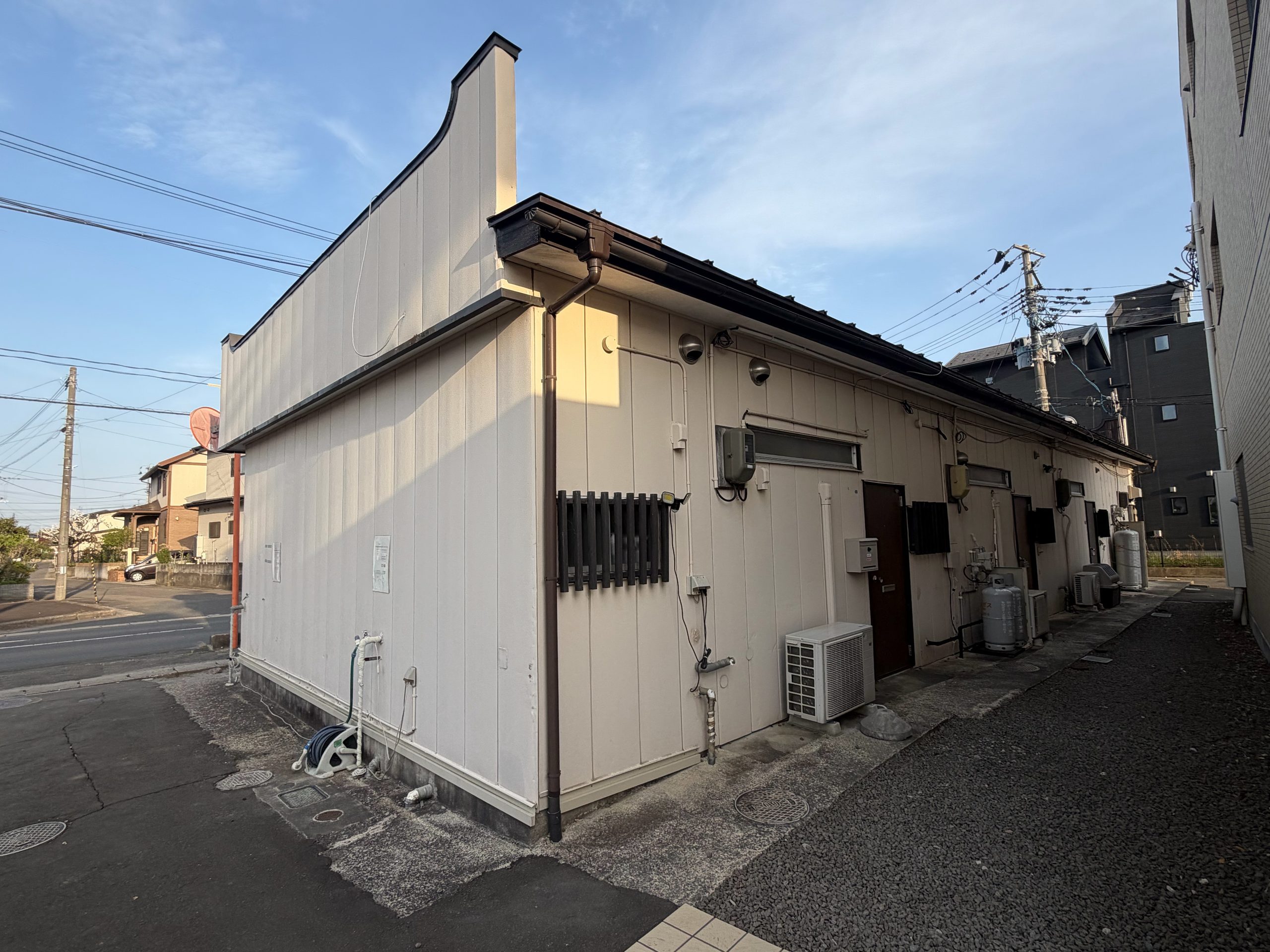 多賀城市S様所有店舗の裏面塗装前(外壁の劣化が目立つ)