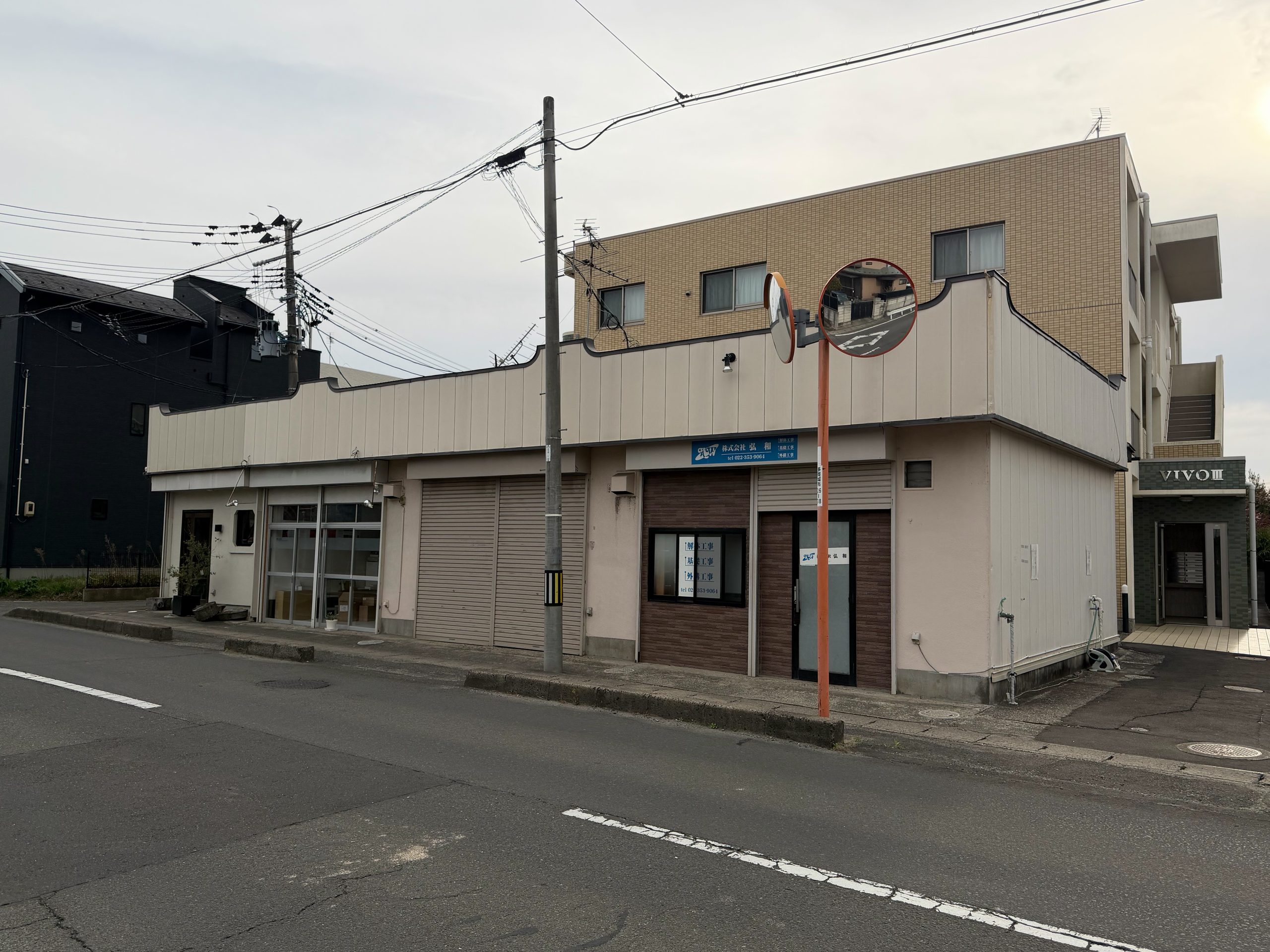 多賀城市S様所有店舗の正面塗装前(外壁の劣化が目立つ)
