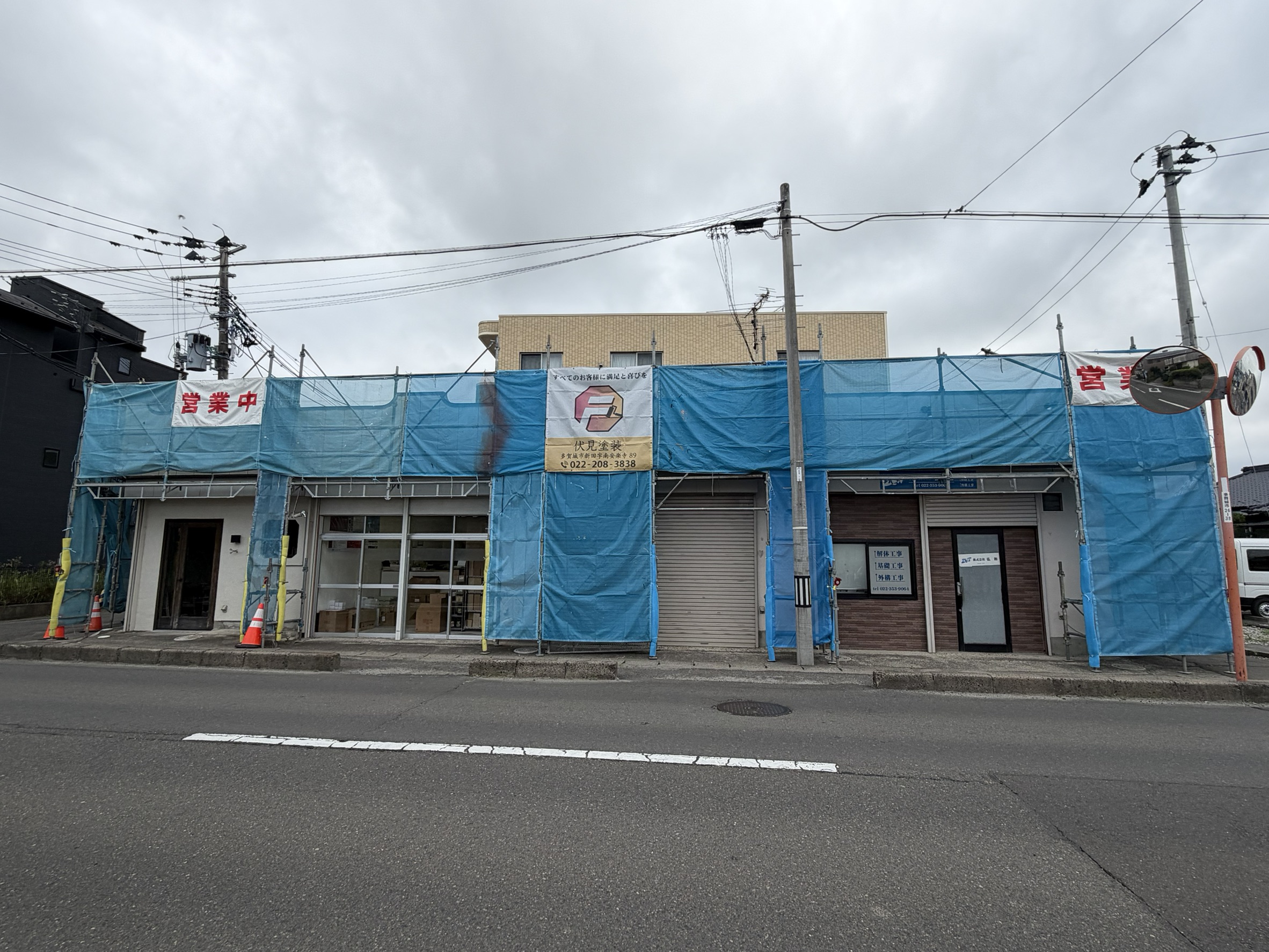 多賀城市S様所有店舗に足場を組んで飛散防止ネットを張っているところ